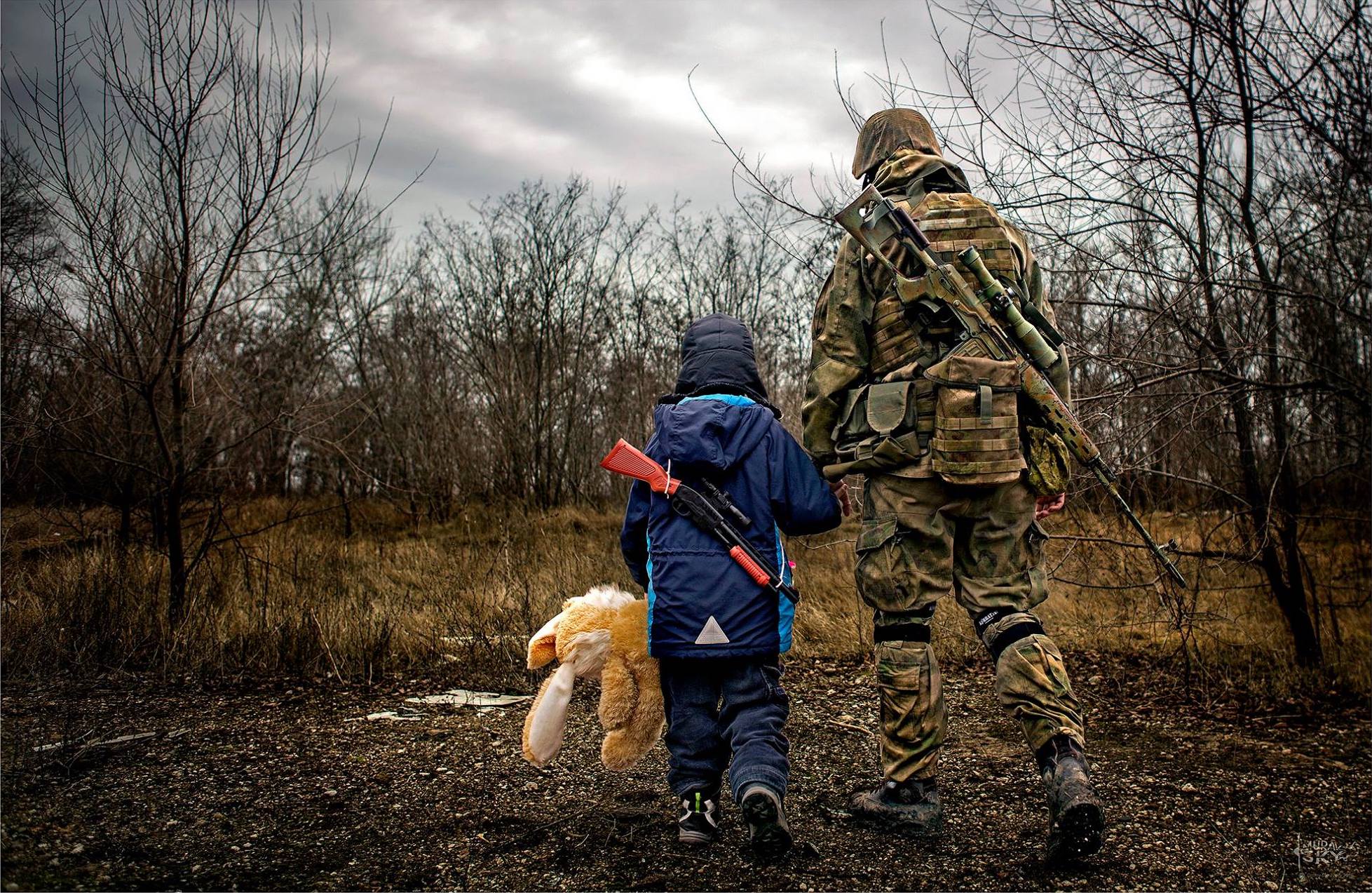 Солдаты спасали детей. Дмитрий Муравский. Дмитрий Муравский Донбас. Фото Дмитрия Муравского. Дмитрий Муравский фотограф.